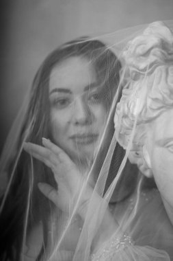 Genç seksi heykeltıraş. Kültürlere yakın bir kız. güzellik, sanat.