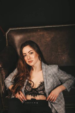  Genç, katı ve seksi bir kız. Stüdyoda çekim, karanlık fotoğraflar..