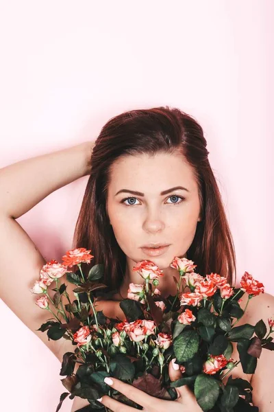 Dolce, tenero. donna sexy con rose su uno sfondo leggero — Foto Stock