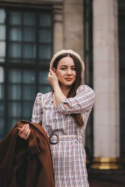 黑发女孩长头发。街头风格。穿外套的女孩 — 图库照片