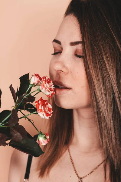 Doce, terno. mulher sexy com rosas em um fundo leve — Fotografia de Stock