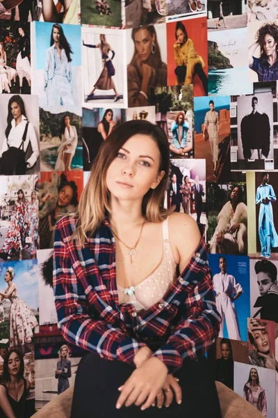 Meisje op de achtergrond van posters. moderne tiener kamer. — Stockfoto