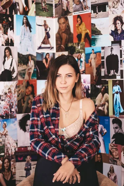 Flicka på bakgrunden av affischer. modernt tonårsrum. — Stockfoto
