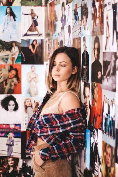 Dívka na pozadí plakátů. moderní teenager pokoj. — Stock fotografie