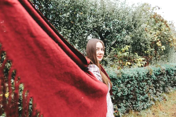  Uzun saçlı esmer kız. Sokak tarzı. Uzun kırmızı eşarplı kız.
