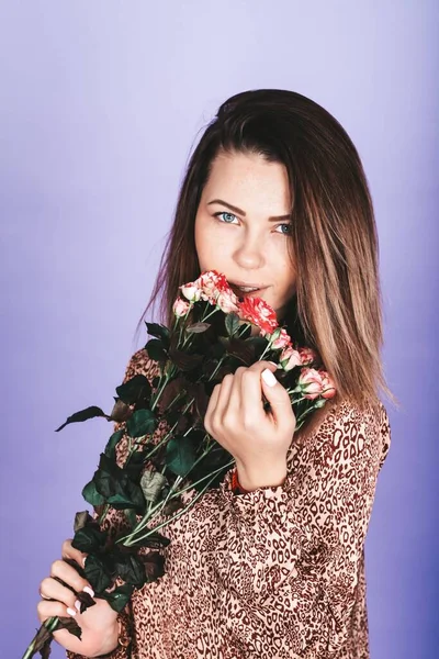 Söt, öm. sexig kvinna med rosor på en ljus bakgrund — Stockfoto