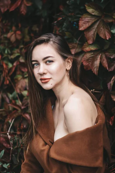 Menina morena com cabelo comprido. estilo de rua. Menina de casaco — Fotografia de Stock