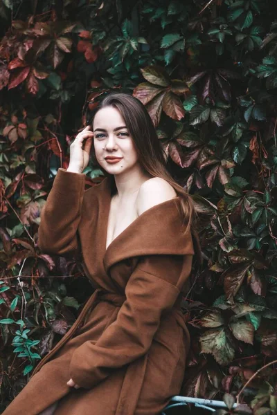 Menina morena com cabelo comprido. estilo de rua. Menina de casaco — Fotografia de Stock