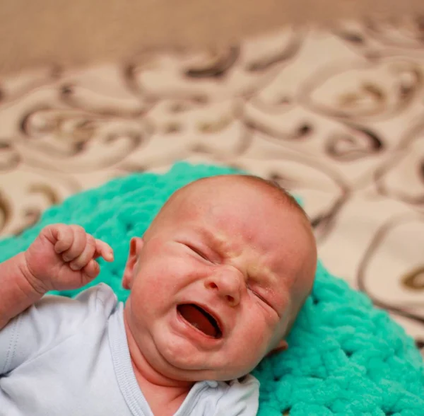 Bebé recién nacido llorando en voz alta. boca abierta, grito. — Foto de Stock