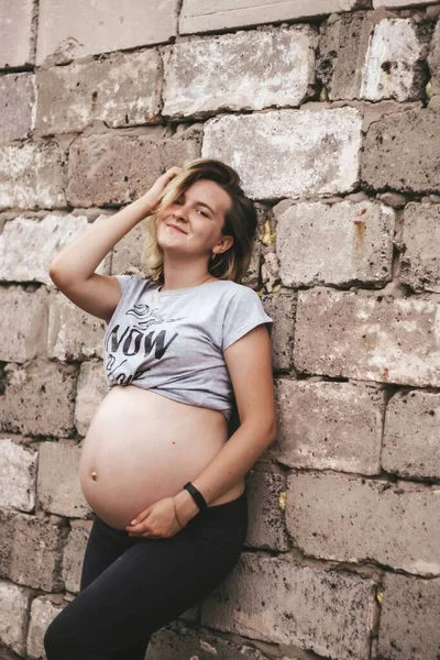 Felice ragazza nel parco in giacca nera in inverno — Foto Stock