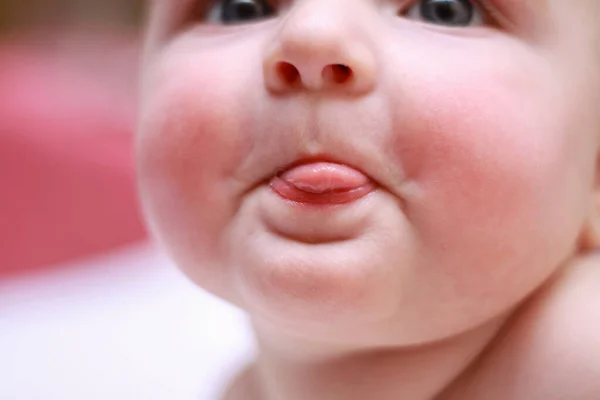 Liten baby nyfödd leende glad närbild — Stockfoto