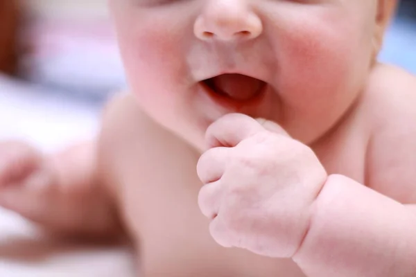 En nyfödd bebis hand på nära håll. fälls babyhand — Stockfoto