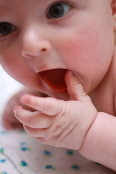 Mano di un neonato da vicino. pieghe mano bambino — Foto Stock