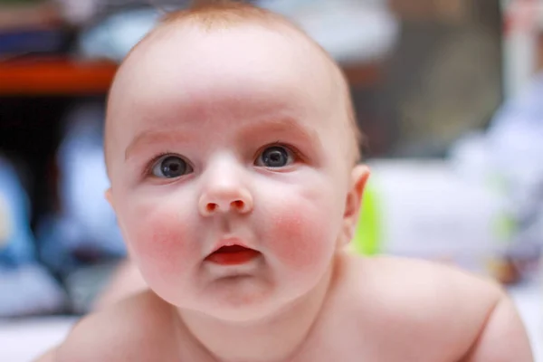 Ansiktet av en liten nyfödd pojke närbild kinder runt ansiktet — Stockfoto