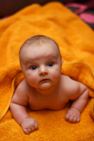 Home photo of a small baby. a little newborn baby lies on a towel. little boy boy. cute kid at home. — Stock Photo, Image