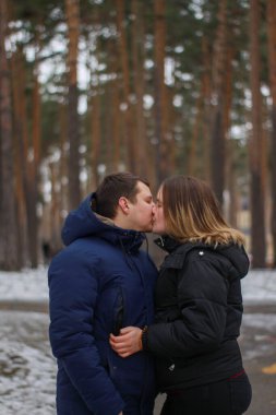 Parkta kışın birbirini seven bir çift. genç aile.