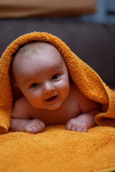 Home photo of a small baby. a little newborn baby lies on a towel. little boy boy. cute kid at home. — Stock Photo, Image