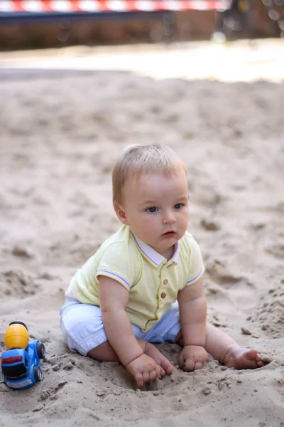 Little boy playing in the sand. baby plays with sand. Summer rest. Sun, sea, beach, sand. Rest, childhood. — Stock Photo, Image