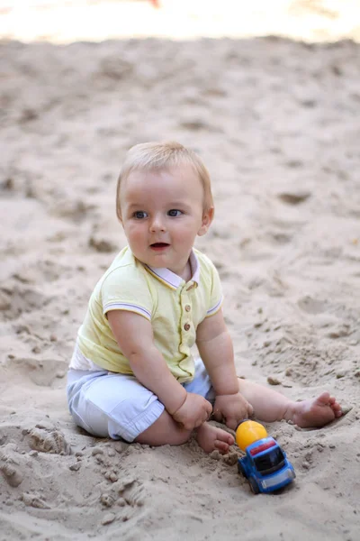 Little boy playing in the sand. baby plays with sand. Summer rest. Sun, sea, beach, sand. Rest, childhood. — Stock Photo, Image