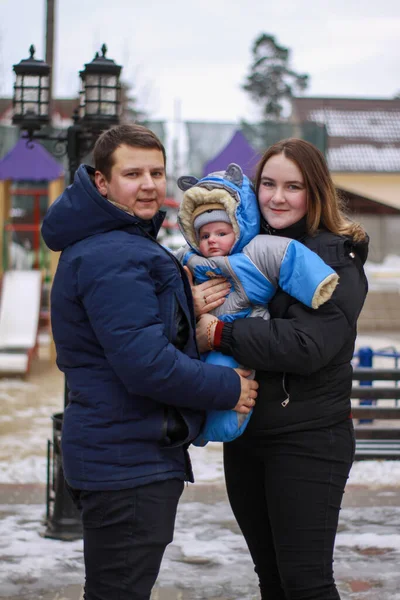 Батьки з щасливим маленьким сином в зимовому одязі — стокове фото