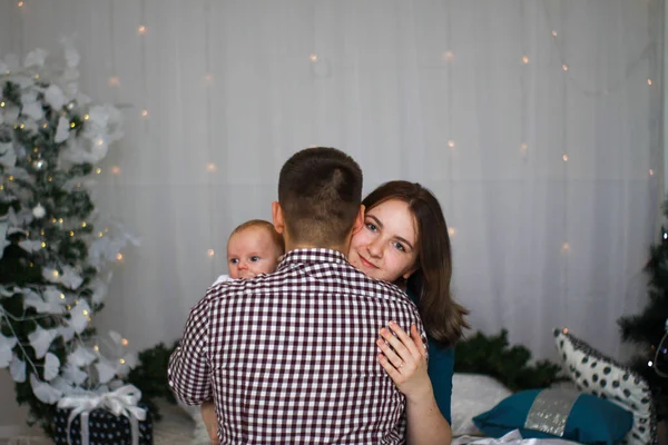 Novoroční rodinné fotky. šťastnou rodinu. rodiče a dítě fotky z nového roku — Stock fotografie