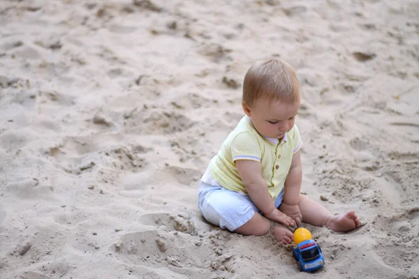 Little boy playing in the sand. baby plays with sand. Summer rest. Sun, sea, beach, sand. Rest, childhood. — Stock Photo, Image