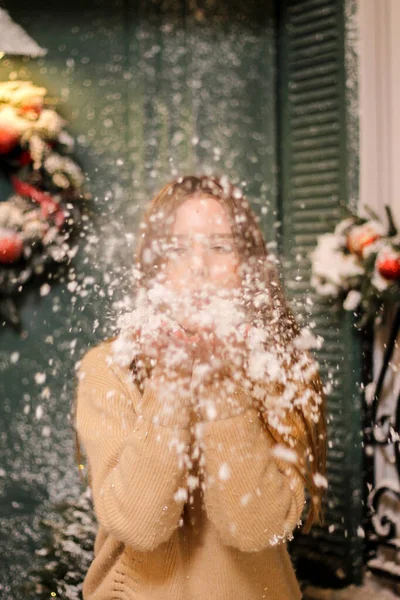 Vinterhumör, semester. Flickan täckte sig med en filt. Nytt år. — Stockfoto