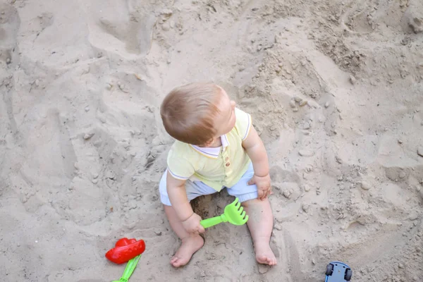 Little boy playing in the sand. baby plays with sand. Summer rest. Sun, sea, beach, sand. Rest, childhood. — Stock Photo, Image