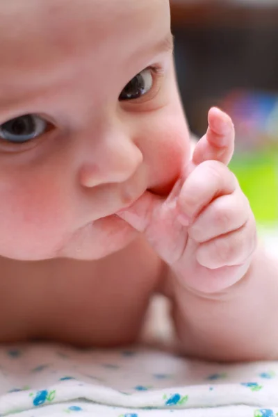 Mão de um bebê recém-nascido perto. dobras mão do bebê — Fotografia de Stock