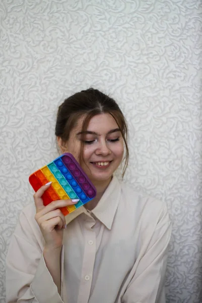 Neşeli kız pop müzik çalıyor. Stres önleyici, basit gamzeli, patlat.