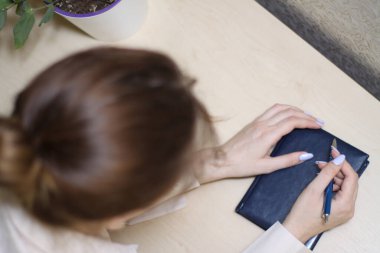 Mavi defterdeki aslanın zarif elleri.