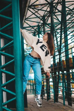 Spor üniformalı kız çocuk parkında. Sağlık, spor, aktif yaşam tarzı, sağlıklı yaşam tarzı