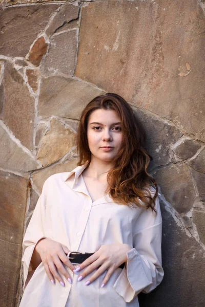 Menina sexy na camisa no fundo da parede de tijolo — Fotografia de Stock