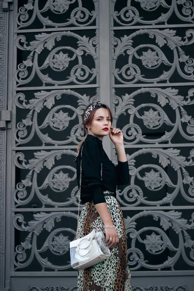 Elegante vrouw op de achtergrond van grote deurluiken. Straatstijl. — Stockfoto