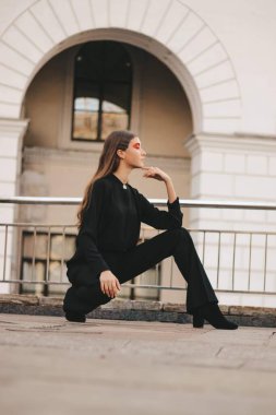 Parlak kırmızı makyajlı güzel bir kız model..