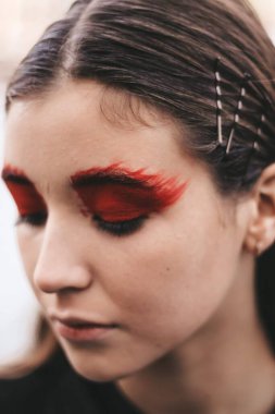 Parlak kırmızı makyajlı güzel bir kız model..