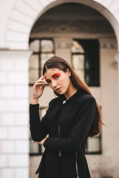 Modelo de menina bonita com maquiagem vermelha brilhante. — Fotografia de Stock