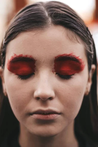 Vacker ung flicka modell med ljusa röda makeup. — Stockfoto