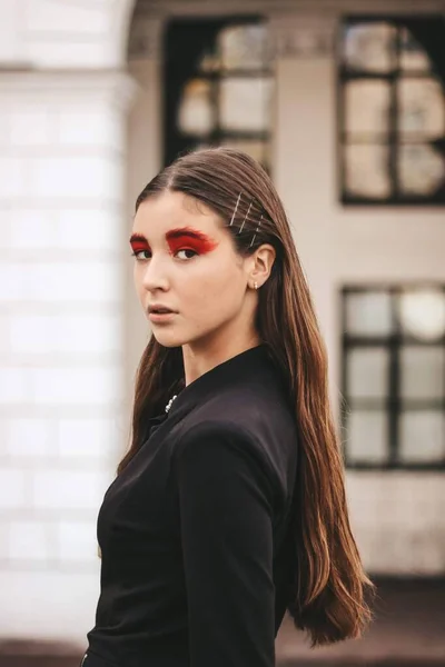Mooi jong meisje model met helder rood make-up. — Stockfoto