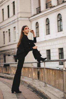 Parlak kırmızı makyajlı güzel bir kız model..