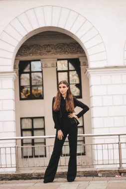 Parlak kırmızı makyajlı güzel bir kız model..