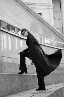 Parlak kırmızı makyajlı güzel bir kız model..