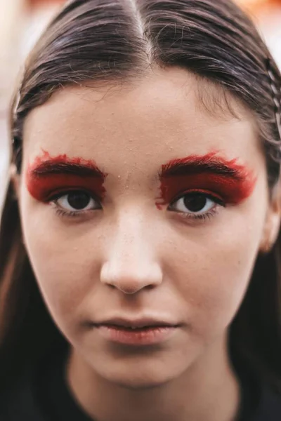 Vacker ung flicka modell med ljusa röda makeup. — Stockfoto