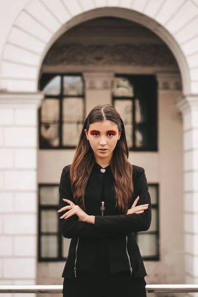 Modelo de menina bonita com maquiagem vermelha brilhante. — Fotografia de Stock