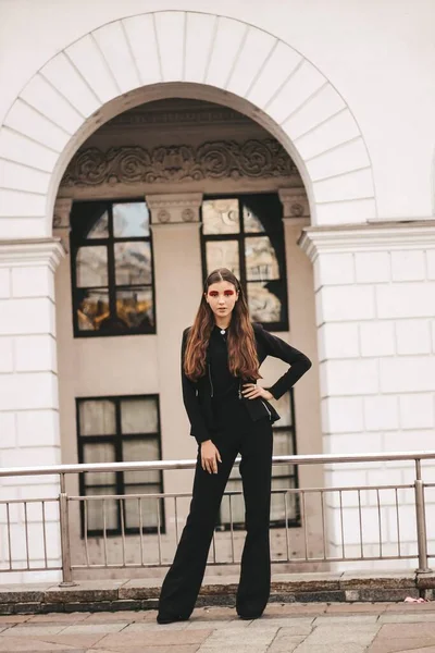 Hermosa joven modelo con maquillaje de color rojo brillante. — Foto de Stock