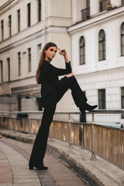 Parlak kırmızı makyajlı güzel bir kız model..
