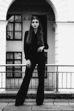 Parlak kırmızı makyajlı güzel bir kız model..