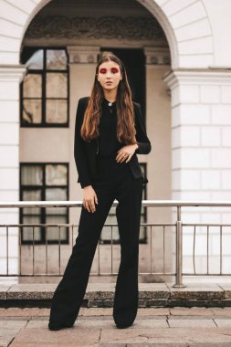 Parlak kırmızı makyajlı güzel bir kız model..