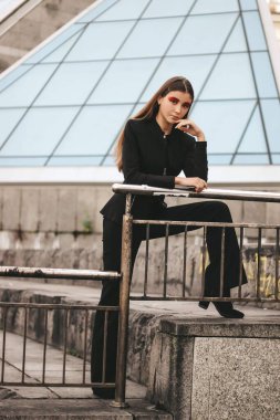 Parlak kırmızı makyajlı güzel bir kız model..