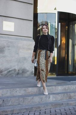 Kız iş merkezinden çıkıyor. Çalışan kadın, terzilik gelişimi.